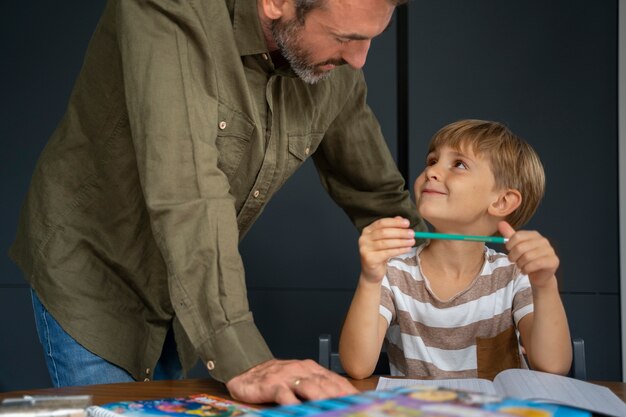 Niño recibiendo educación en casa