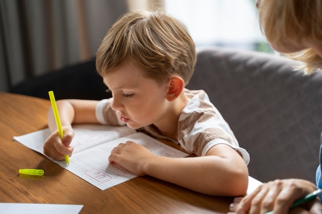 Niño recibiendo educación en casa