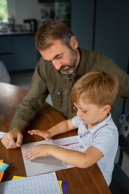 Niño recibiendo educación en casa