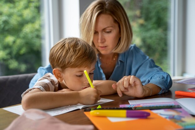 Niño recibiendo educación en casa