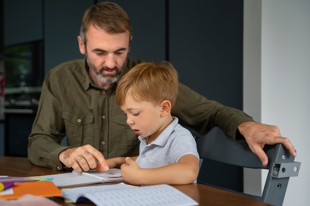 Niño recibiendo educación en casa