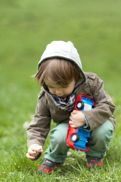 Niño recogiendo una pequeña flor