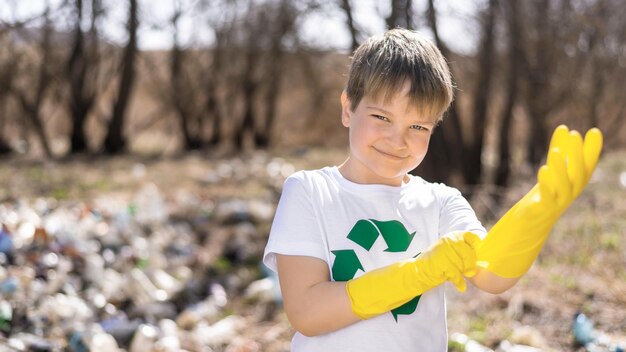 Niño en la recolección de basura plástica