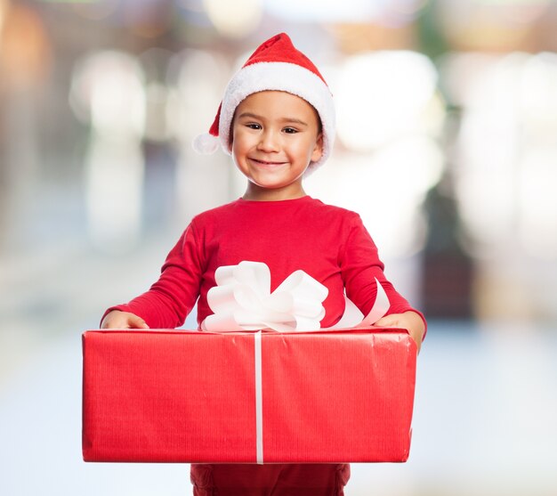 Niño con un regalo grande