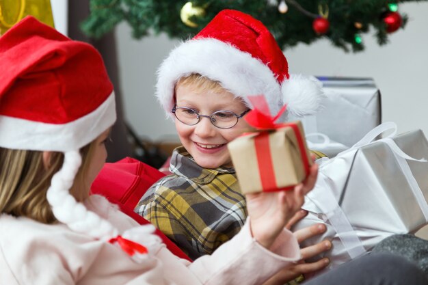 Niño con un regalo pequeño