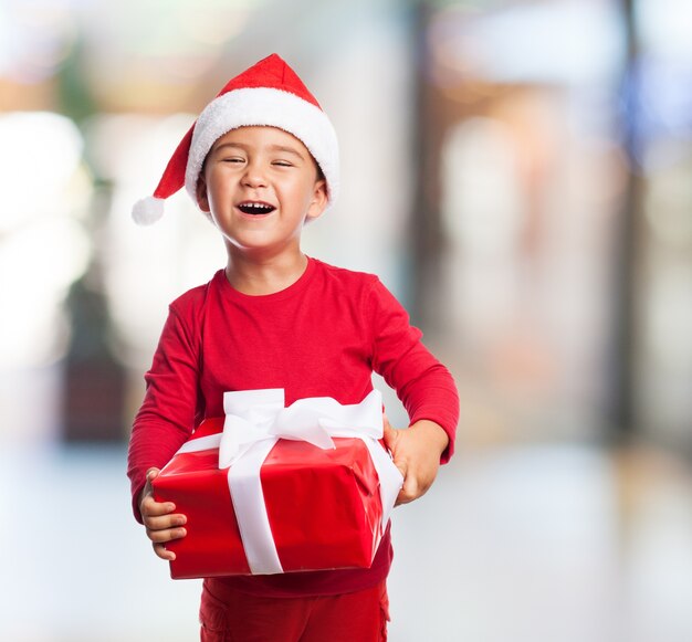 Niño con un regalo sonriendo