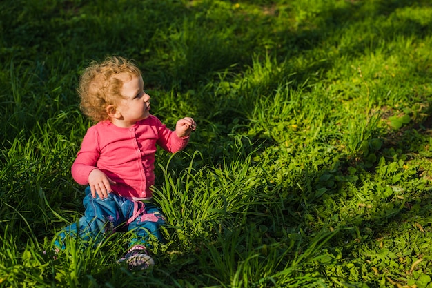 Niño relajado en el parque