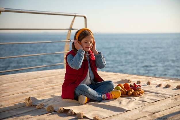 Foto gratuita niño relajándose en un embarcadero