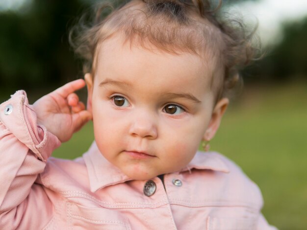 Niño en retrato de ropa rosa