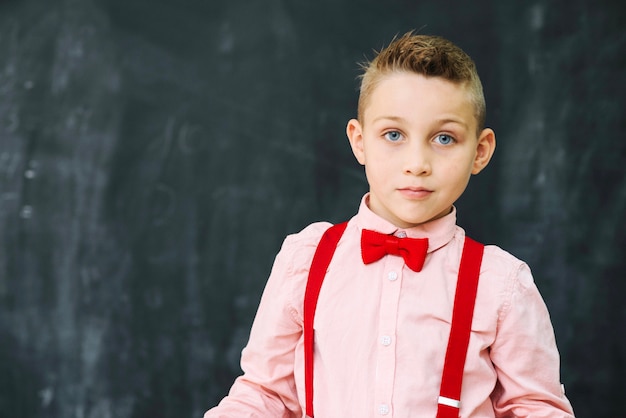 Niño con ropa elegante