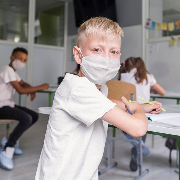 Niño rubio con una máscara médica