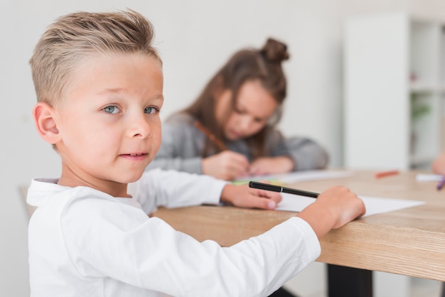 Niño rubio pintando