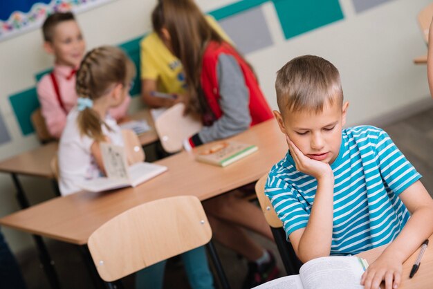 Niño, sala de clase, lectura