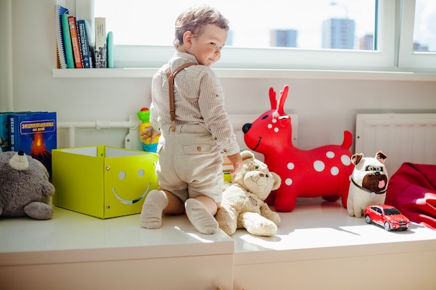 Foto gratuita niño en sala de juegos