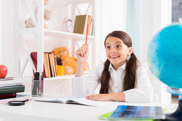 Niño salido haciendo tarea y encontrando solución en casa