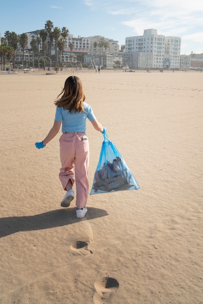 Foto gratuita niño salvando el medio ambiente