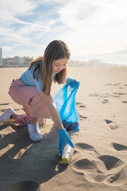 Foto gratuita niño salvando el medio ambiente