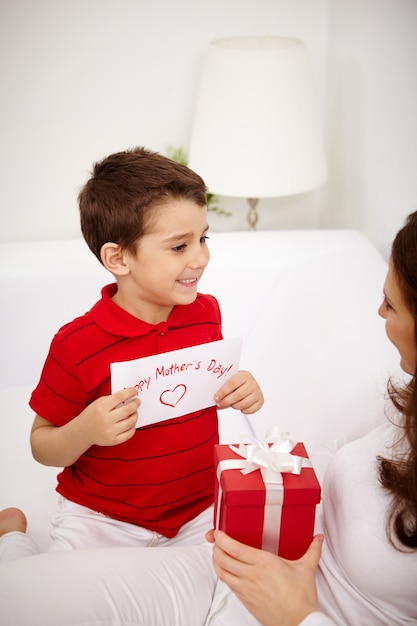 Foto gratuita niño satisfecho con su madre