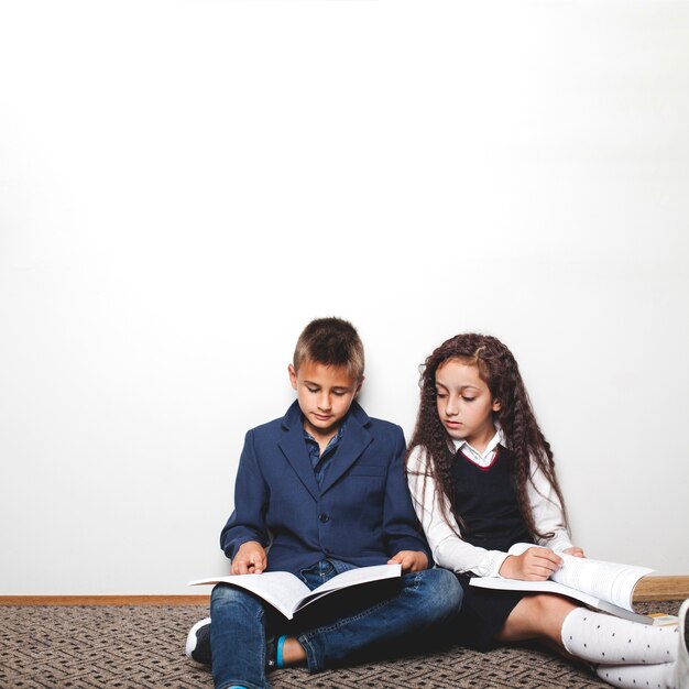 Niño, sentado, niña, señalar, libro