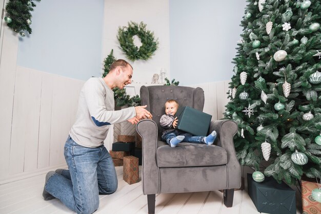 Niño en sofá con regalo grande