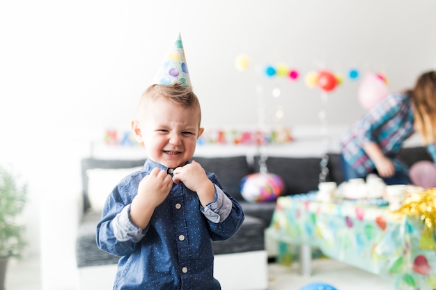 Niño con sombrero artístico