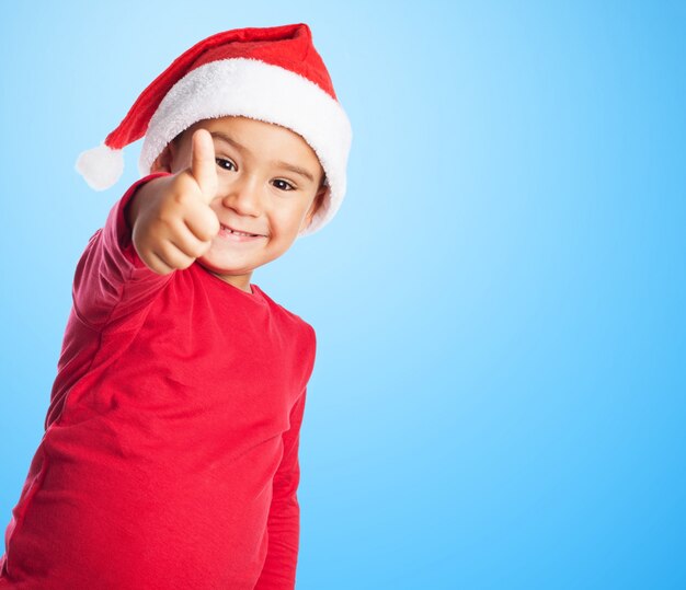 Niño con el sombrero de papa noel