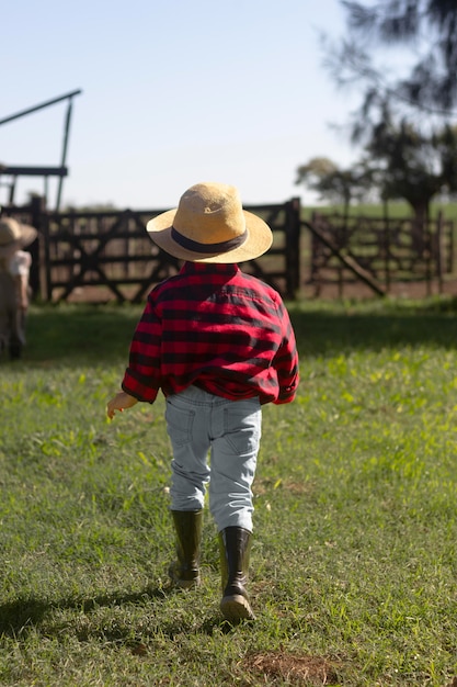 Niño con sombrero de tiro completo