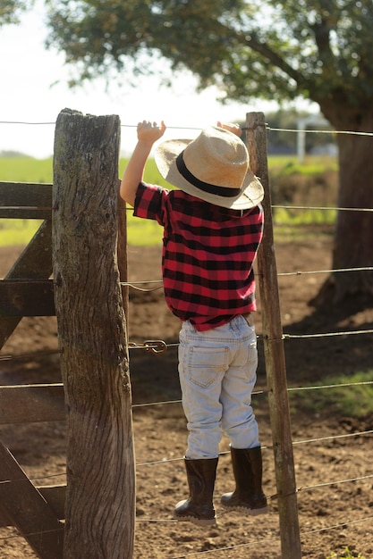 Niño con sombrero de tiro completo