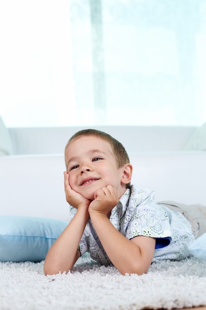 Niño soñando despierto