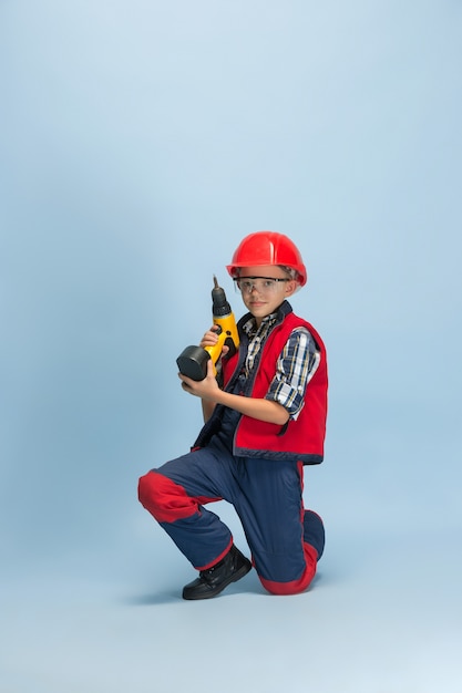 Niño soñando con la futura profesión de ingeniero.