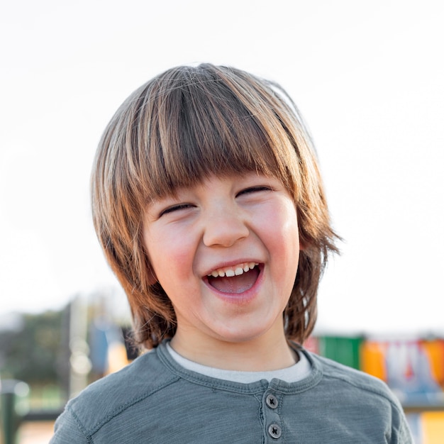 Niño sonriendo al aire libre