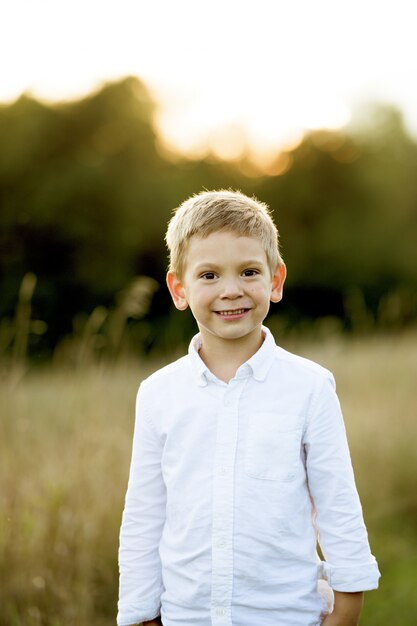 Niño sonriendo en el campo