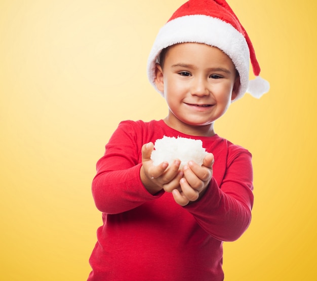 Niño sonriendo con nieve