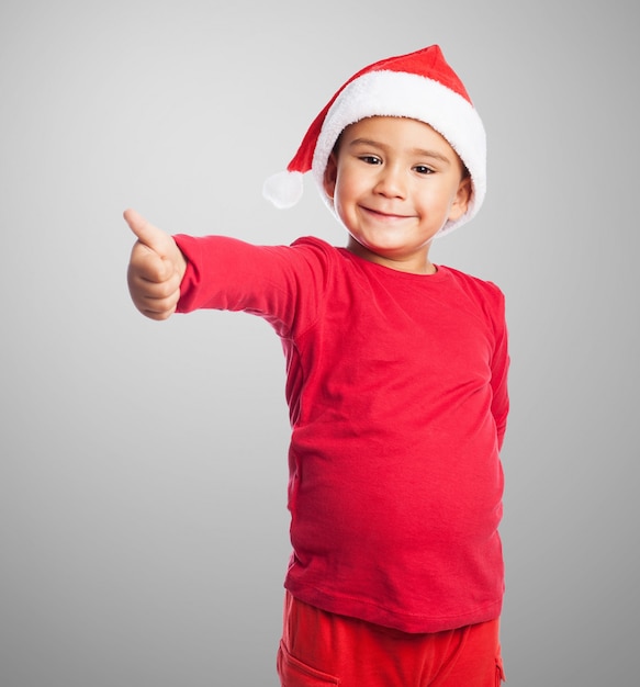 Niño sonriendo con el pulgar arriba