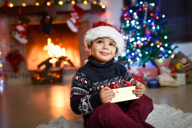 Niño sonriendo con un regalo