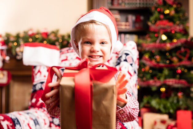 Niño sonriendo con regalos