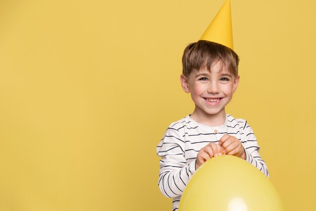 Niño sonriente aislado en amarillo