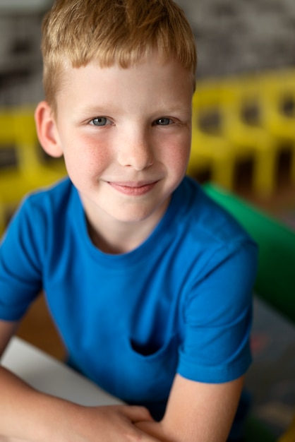 Foto gratuita niño sonriente de alto ángulo en la escuela dominical