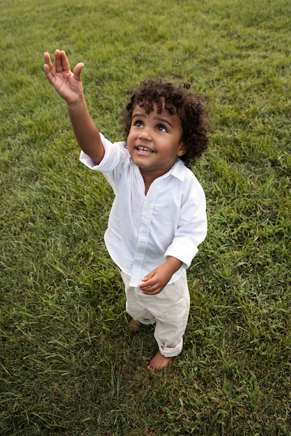 Niño sonriente de alto ángulo en ubicación natural