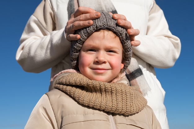 Foto gratuita niño sonriente de ángulo bajo con sombrero
