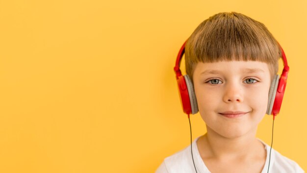 Niño sonriente con auriculares