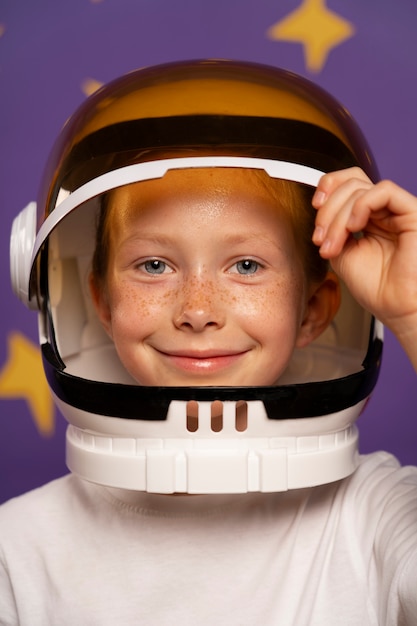 Niño sonriente con casco vista frontal