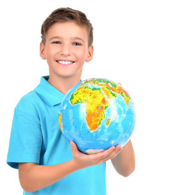 Niño sonriente en celebración casual globo en manos aisladas en blanco