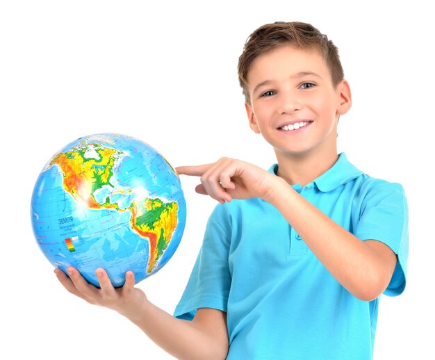 Niño sonriente en celebración casual globo en manos aisladas en blanco