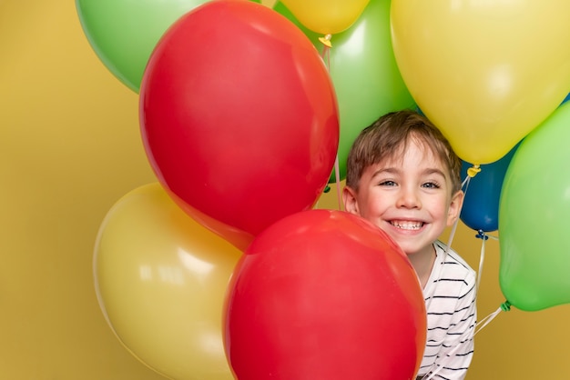 Niño sonriente celebrando un cumpleaños