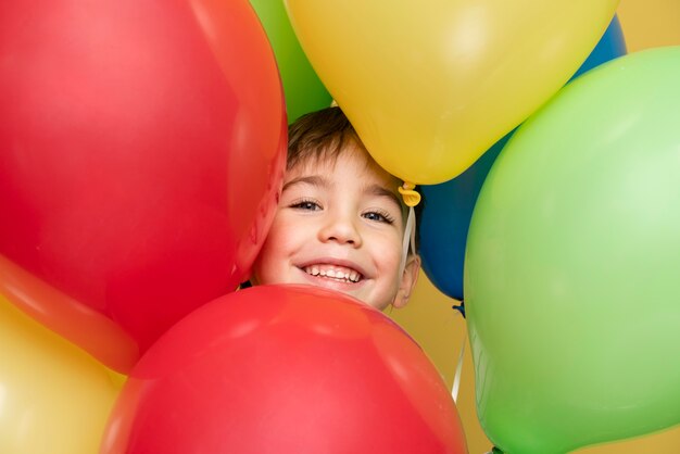 Niño sonriente celebrando un cumpleaños