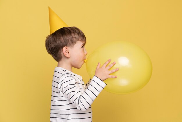 Niño sonriente celebrando su cumpleaños