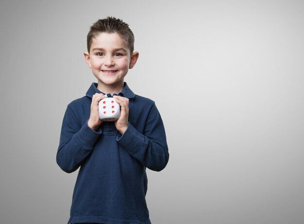 Niño sonriente con un dado