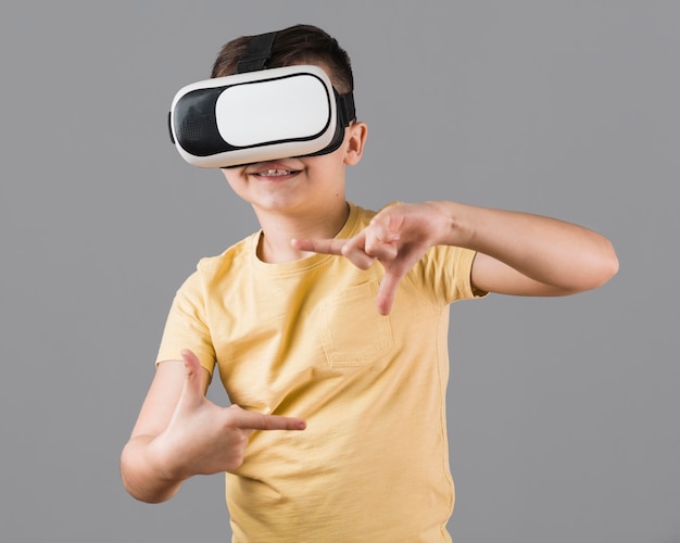 Niño sonriente experimentando realidad virtual