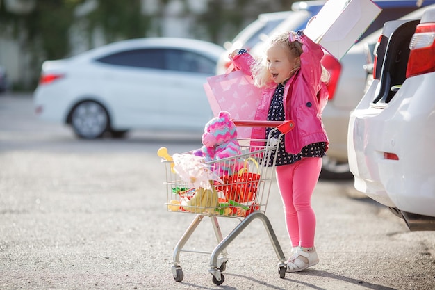 Niño sonriente feliz compras niño con carro